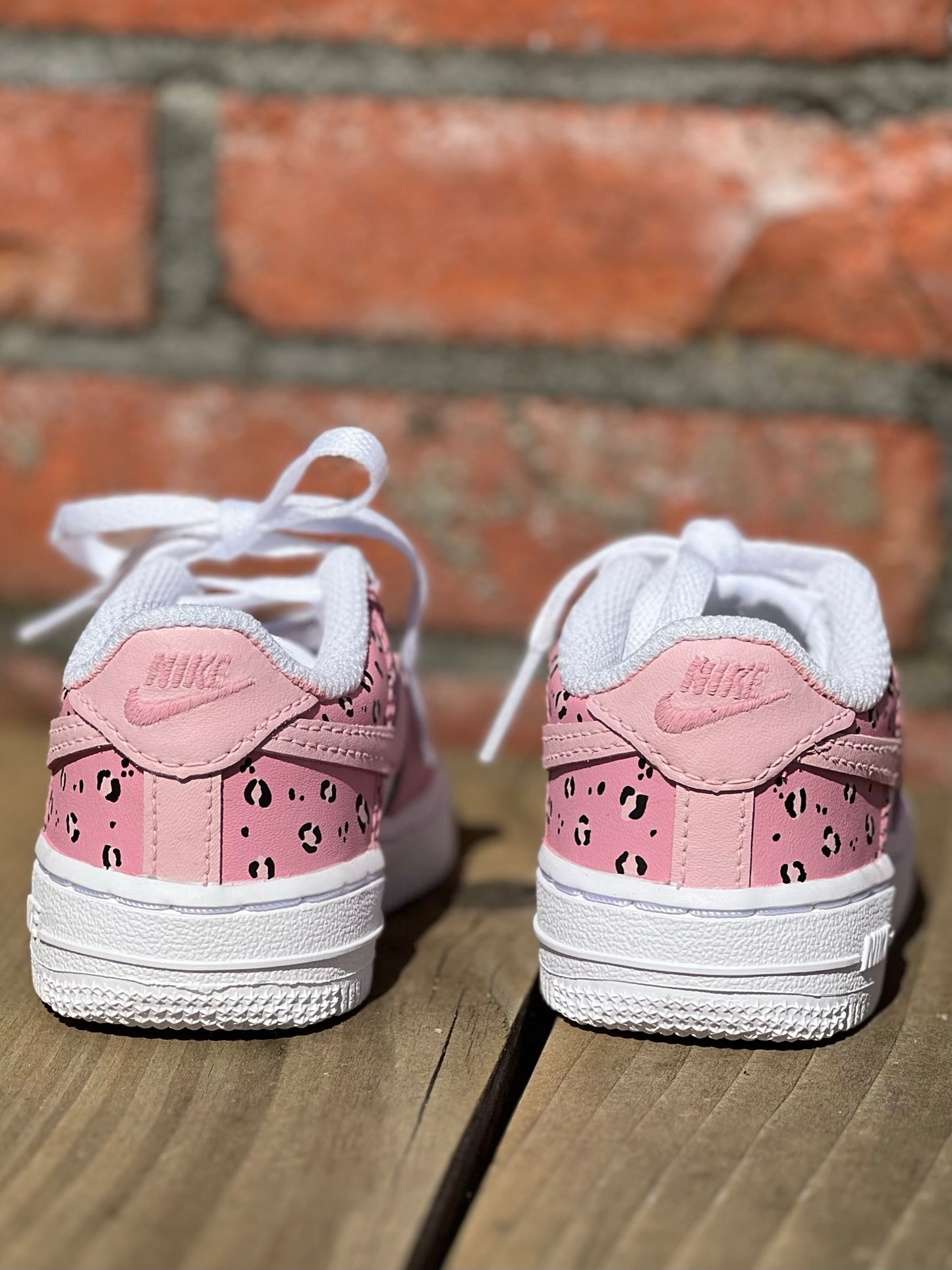 Nike Air Force One. Handgeschilderde dierenprint customs. Ook mogelijk in andere kleuren.