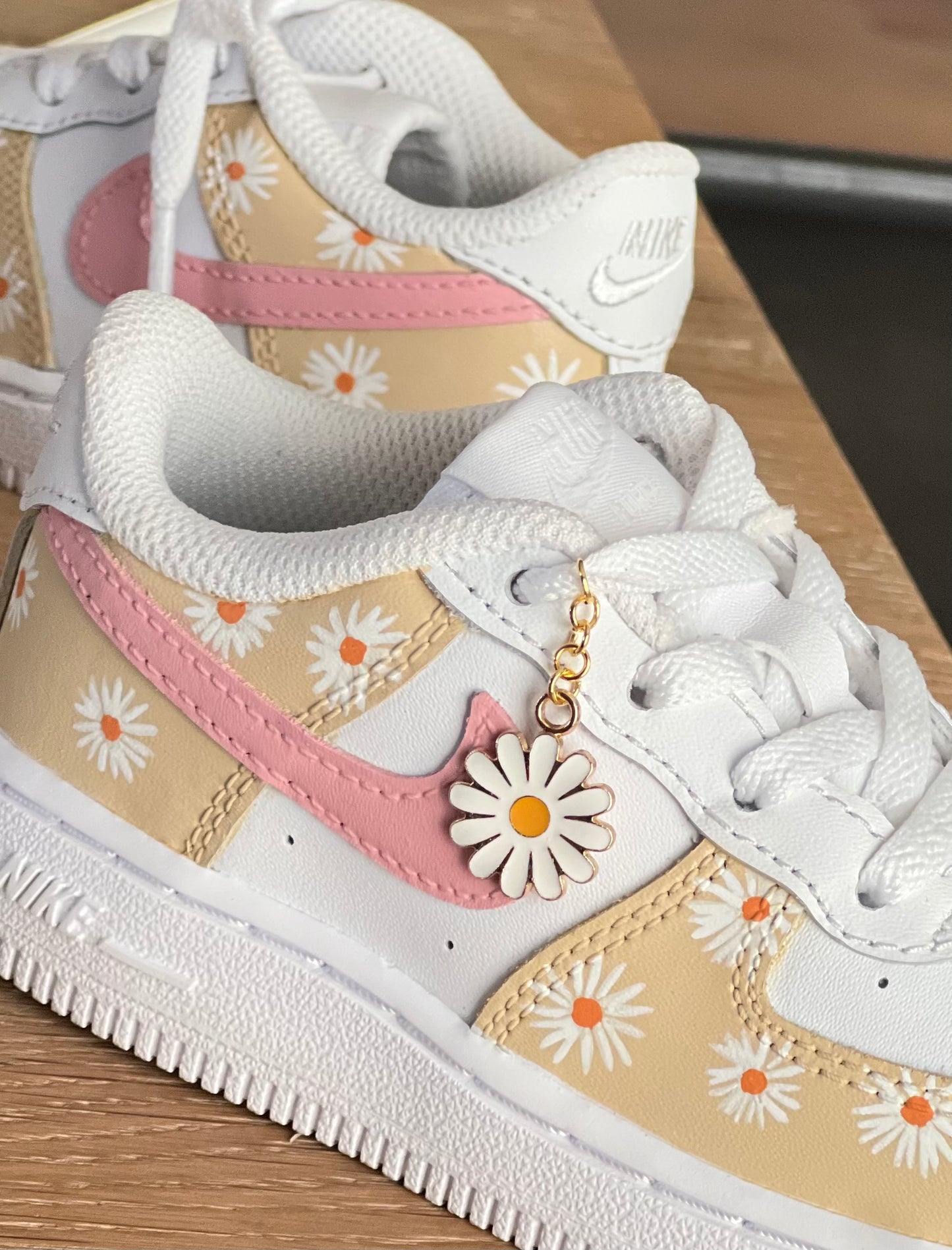 Nike Air Force. Handgeschilderde madelief customs. Ook mogelijk in andere kleuren.