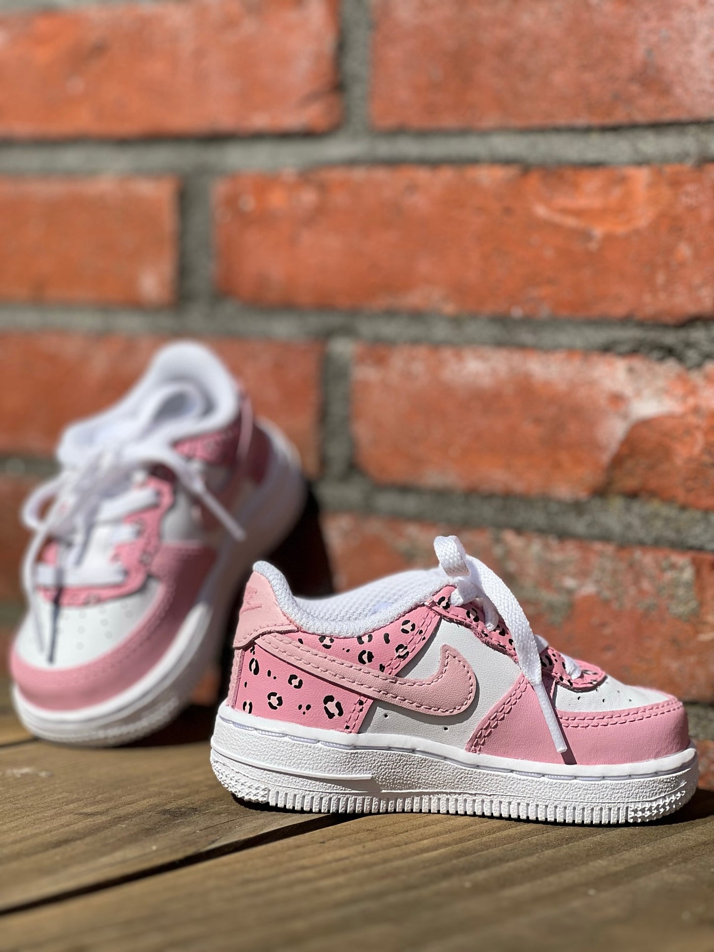 Nike Air Force One. Handgeschilderde dierenprint customs. Ook mogelijk in andere kleuren.