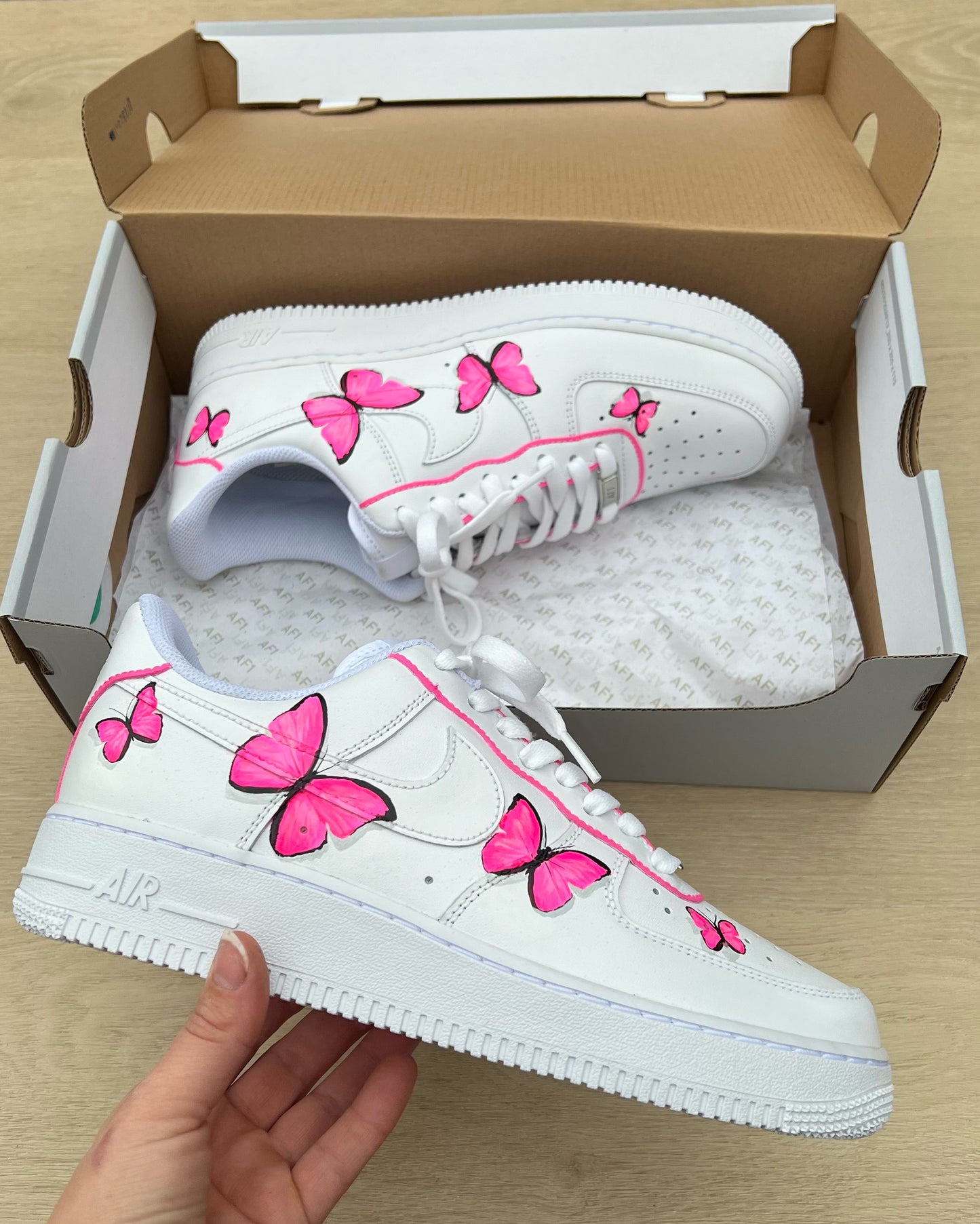 Handgeschilderde vlinder customs. Ook mogelijk in andere kleuren.