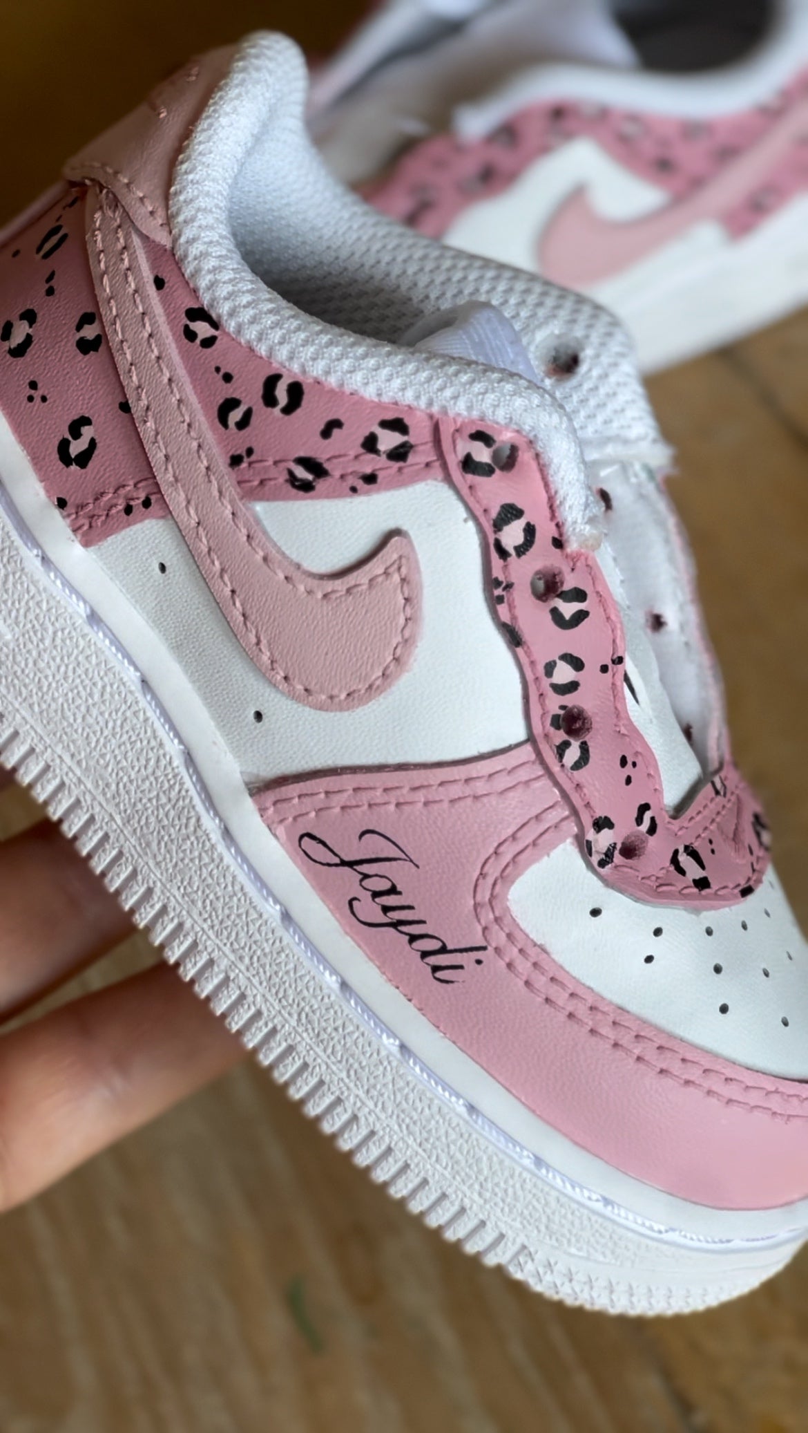 Nike Air Force One. Handgeschilderde dierenprint customs. Ook mogelijk in andere kleuren.