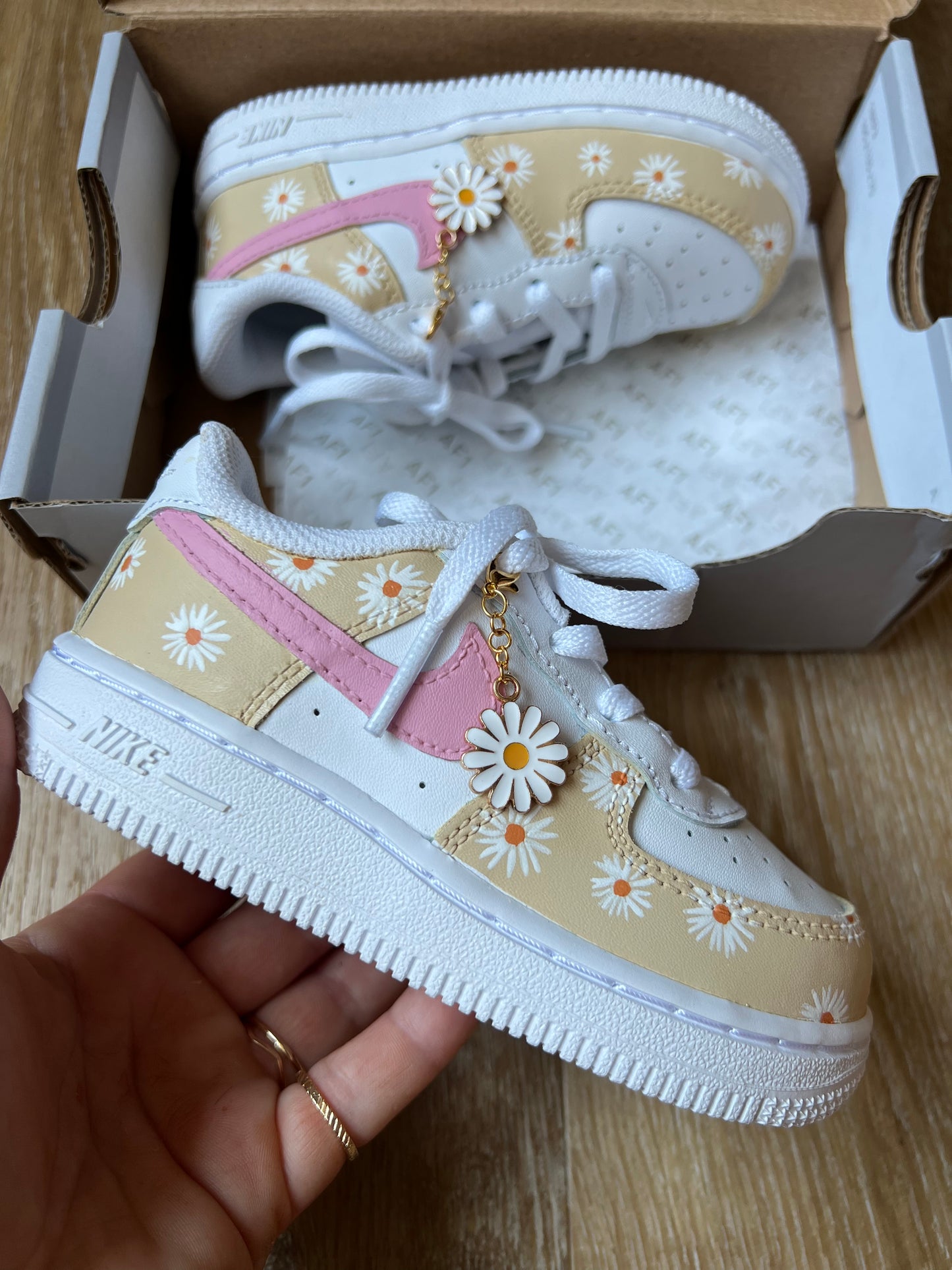 Nike Air Force. Handgeschilderde madelief customs. Ook mogelijk in andere kleuren.