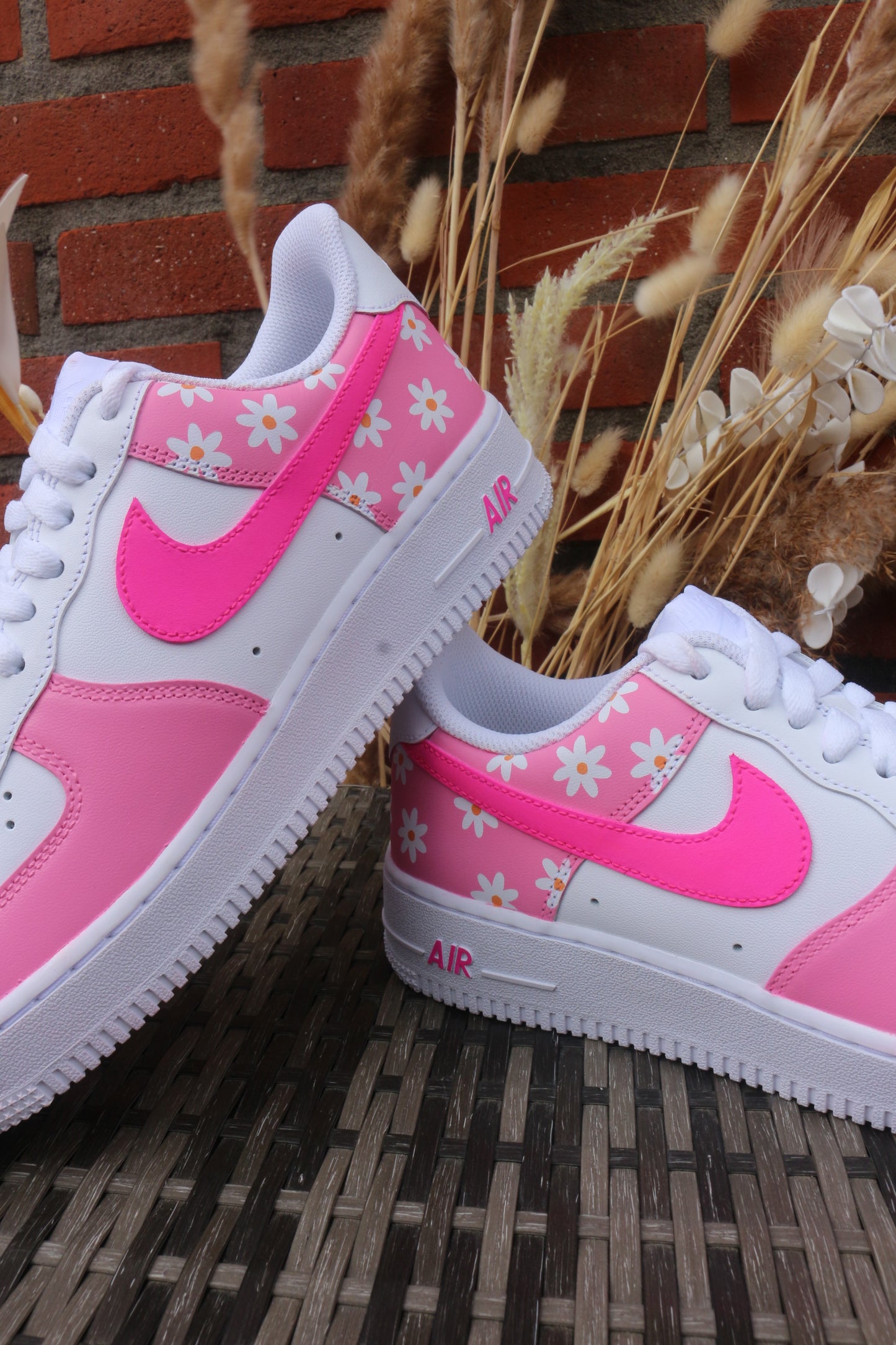 Custom Madelief Nike Air Force. Handgeschilderde Madelief customs. Ook mogelijk in andere kleuren.