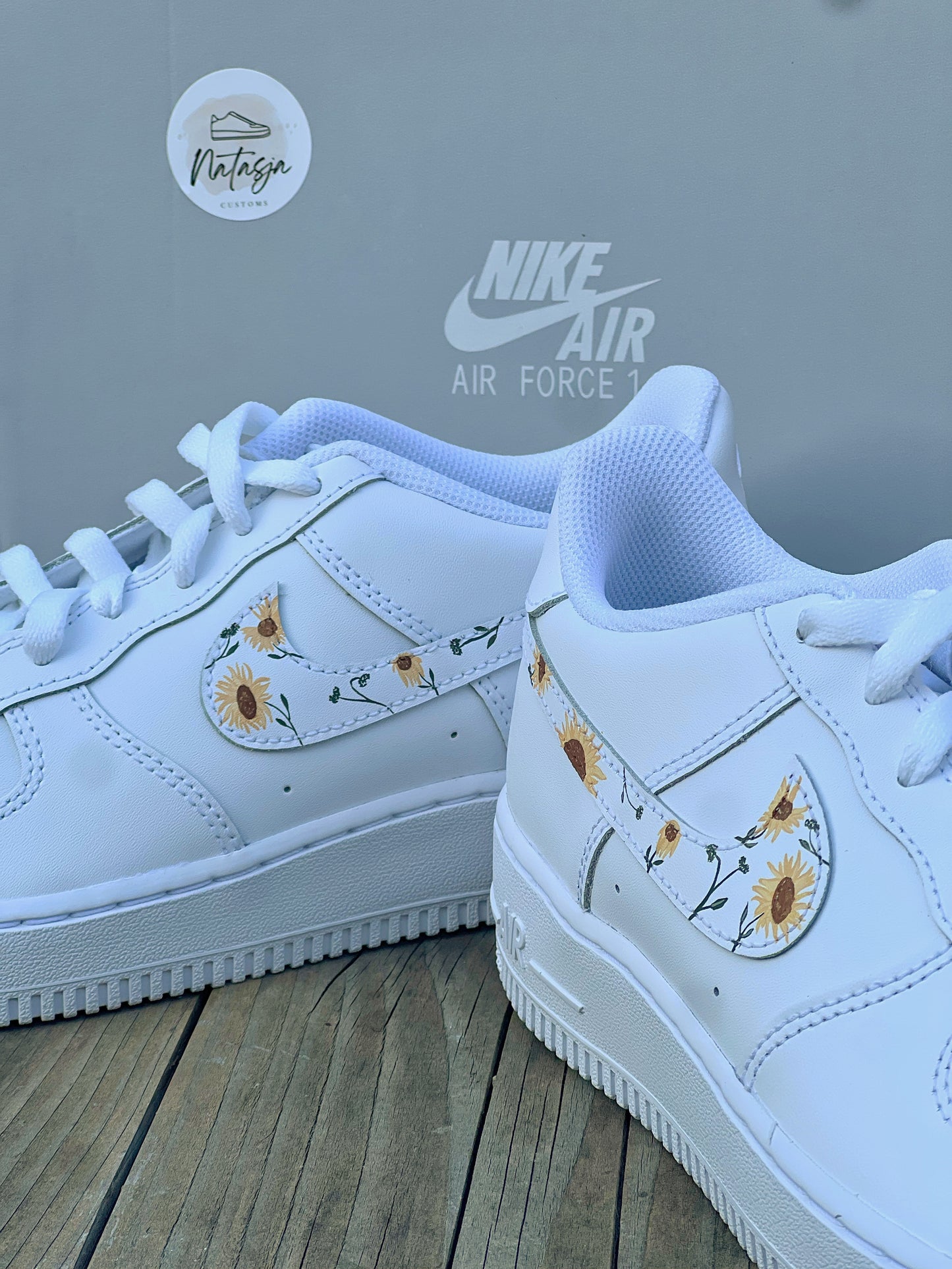 Nike Air Force. Handgeschilderde zonnebloem customs.